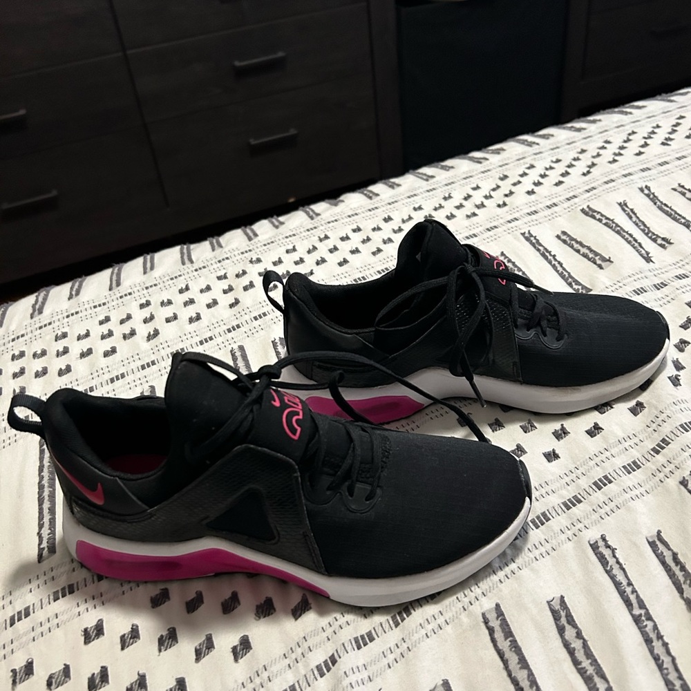 Nike air black and pink women’s 8